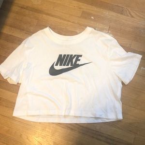 Cropped Nike Tee